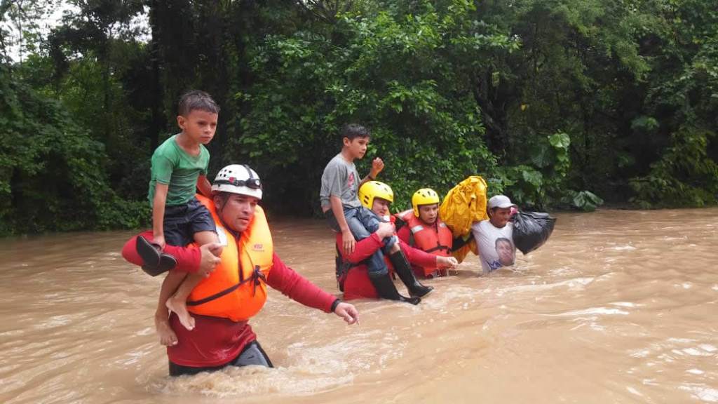 Hondureños son arrastrados debido a las inundaciones provocadas por el huracán ETA hondurenos-son-arrastrados-debido-a-las-inundaciones-provocadas-por-el-huracan-eta